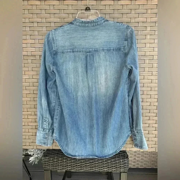 Free‎ People Women’s Light Washed Denim Long Distressed Sleeve Button Down XS - Picture 6 of 9